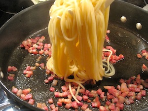 Add spaghetti to Carbonara pan